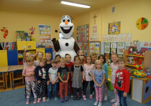 Zdjęcie grupowe - uśmiechnięta dzieci z Olafem.